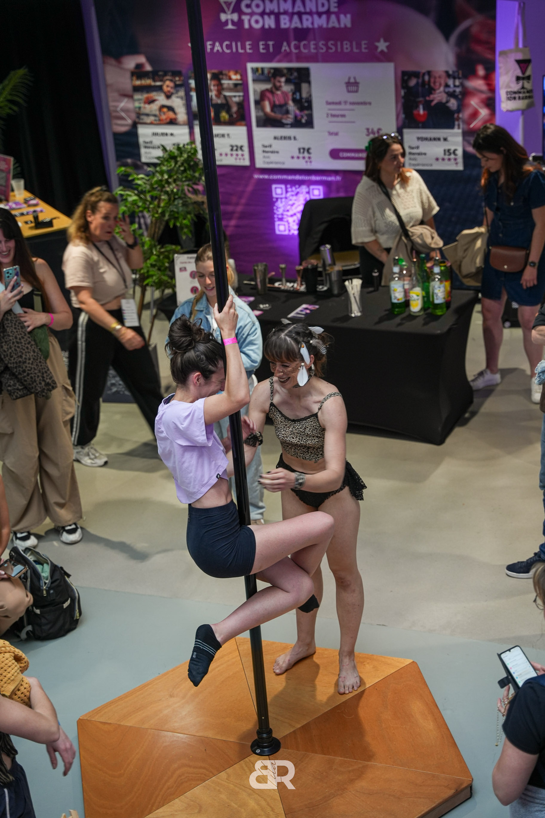 Show de pole dance pendant le Salon de la danse angevine