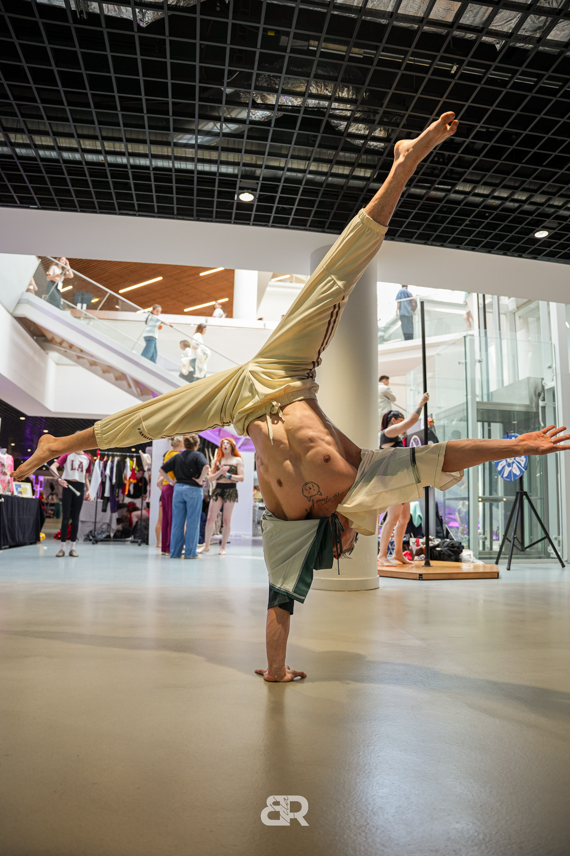 Demonstration de pole dance au Salon de la danse angevine