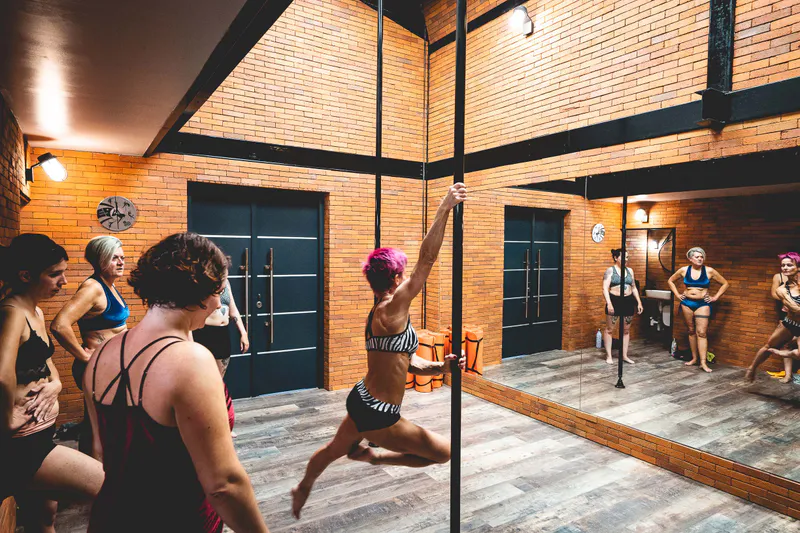 Pole dance artistique et sportive à Angers